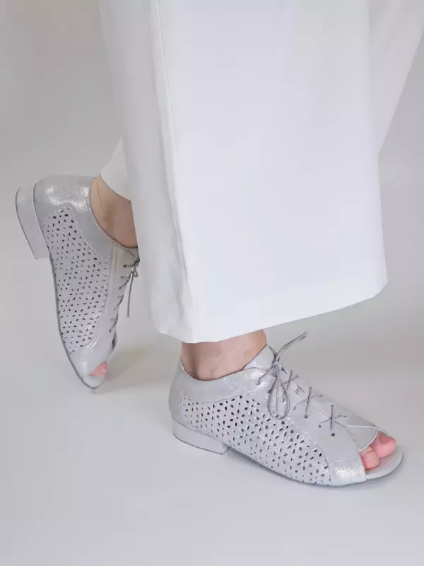 Barefoot Gloria Shiny Cream Suede 2 cm heel