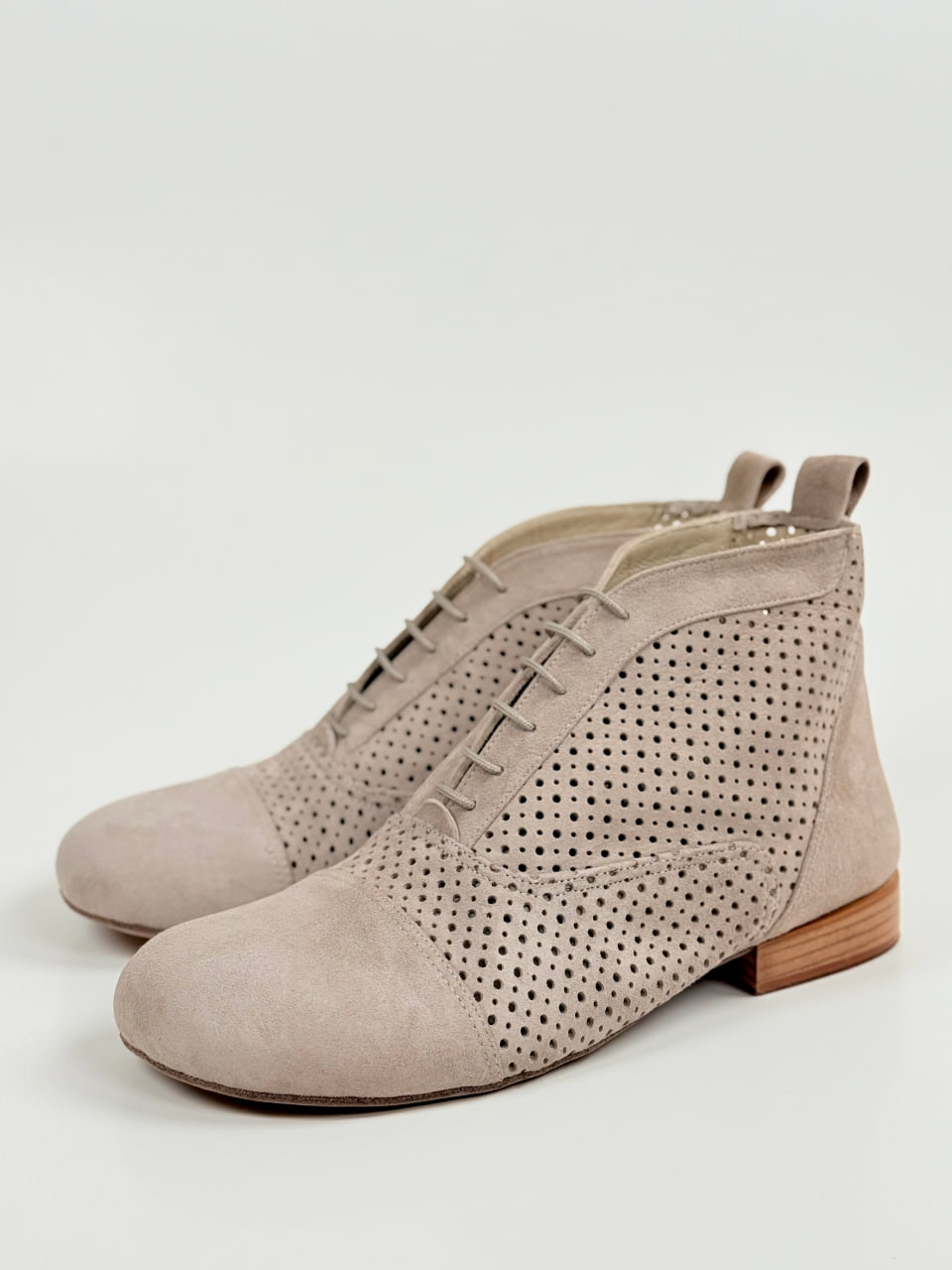 Barefoot Smooth Boots Perforated Soft Grey Suede 2 cm heel