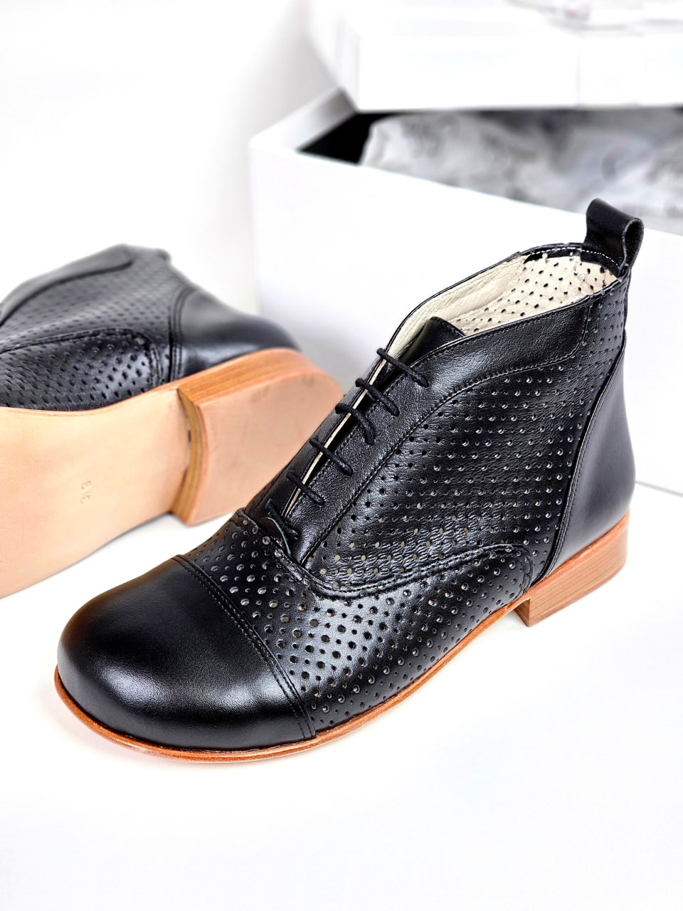 Barefoot Smooth Boots Perforated Black Leather 2 cm heel