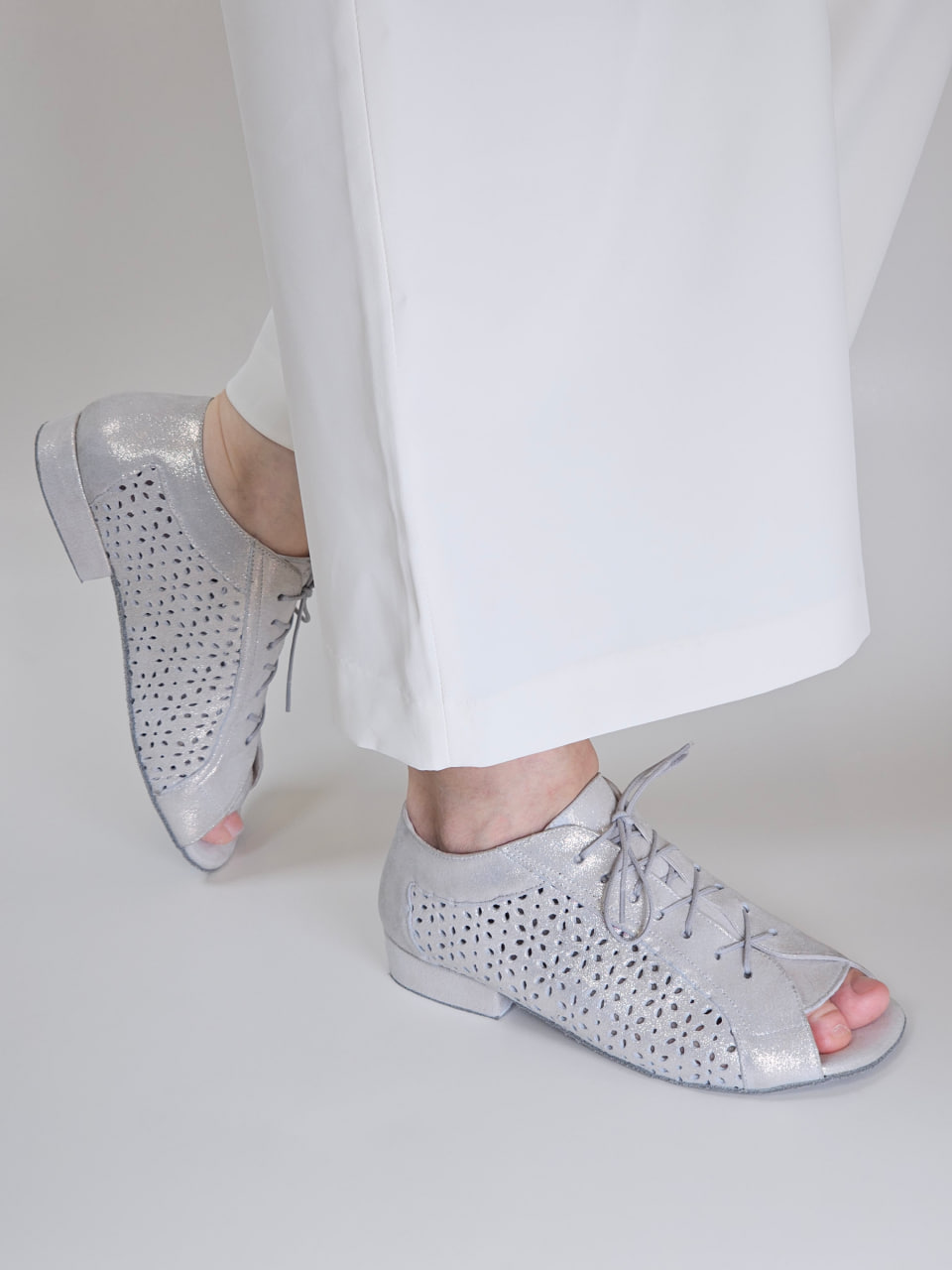 Barefoot Gloria Shiny Cream Suede 2 cm heel