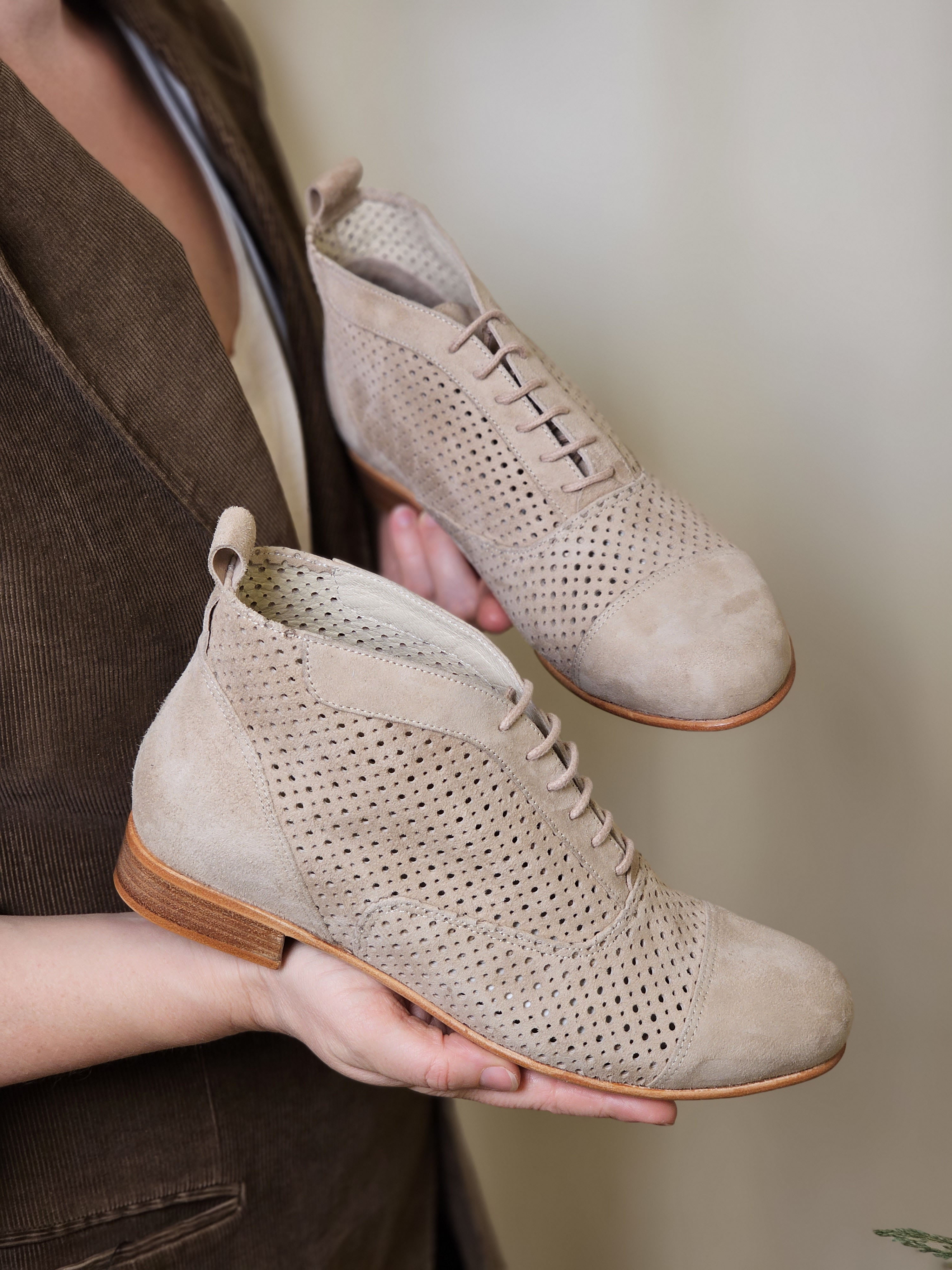Smooth Boots Perforated Beige Suede 2 cm heel