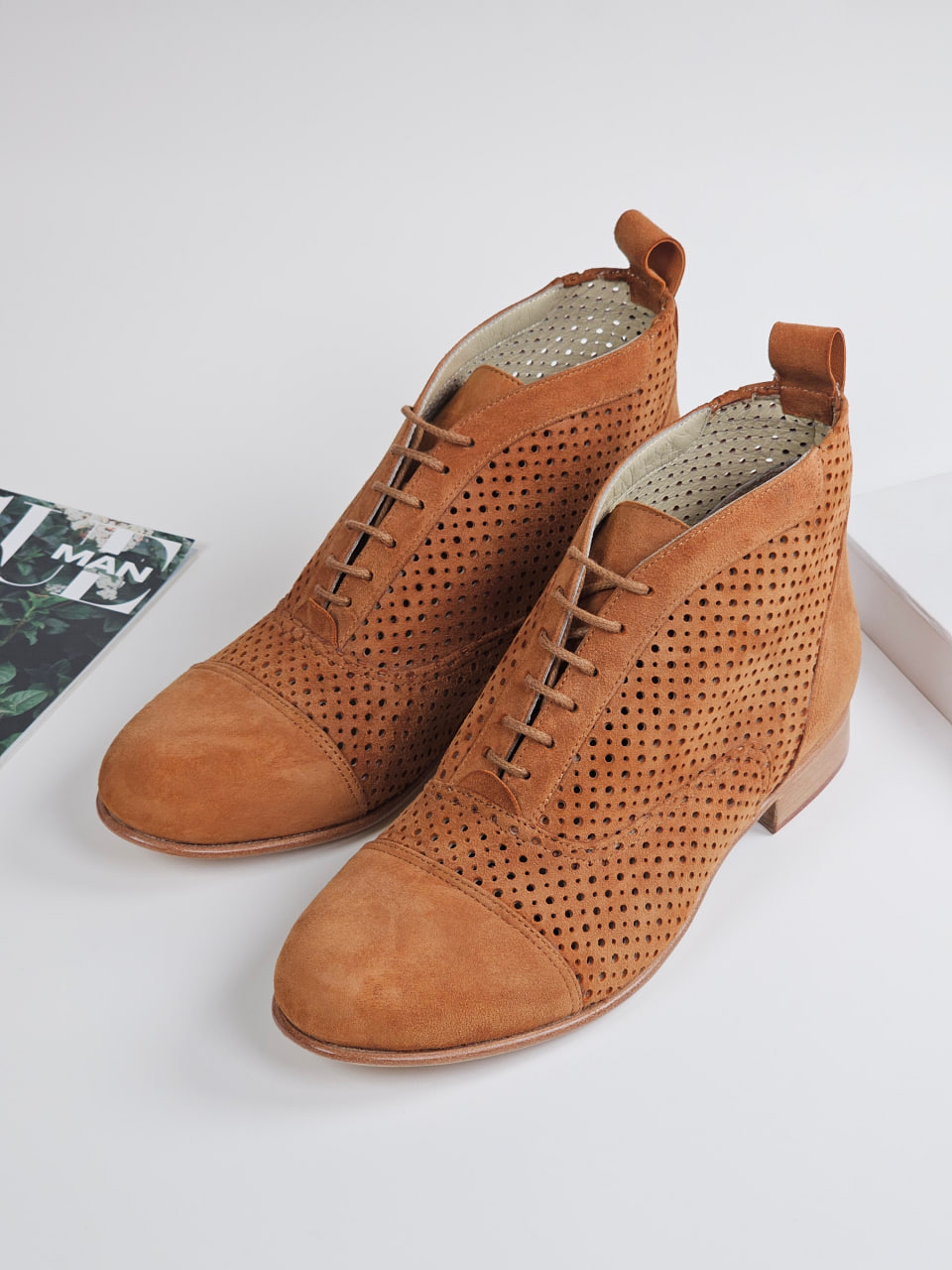 Smooth Boots Perforated Caramel Suede 2 cm heel