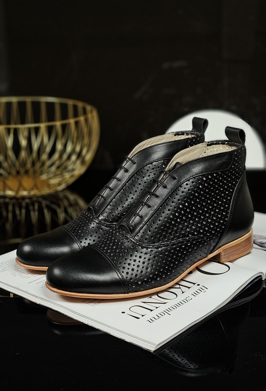 Smooth Boots Perforated Black Leather 2 cm heel