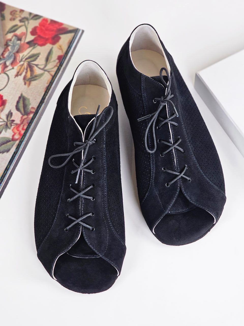 Barefoot Gloria Perforated Black Suede 2 cm heel