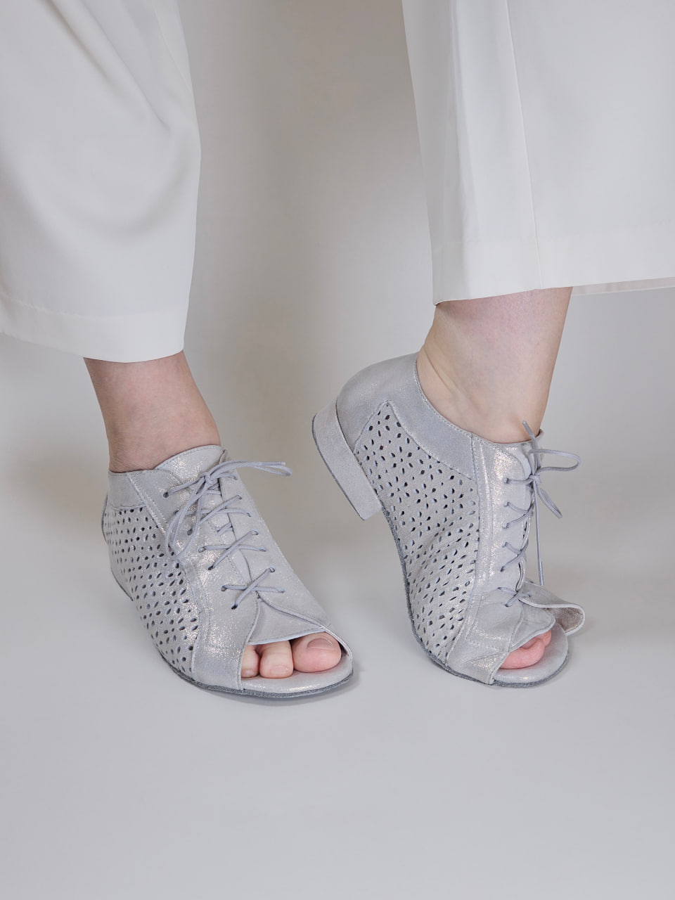 Barefoot Gloria Shiny Cream Suede 2 cm heel