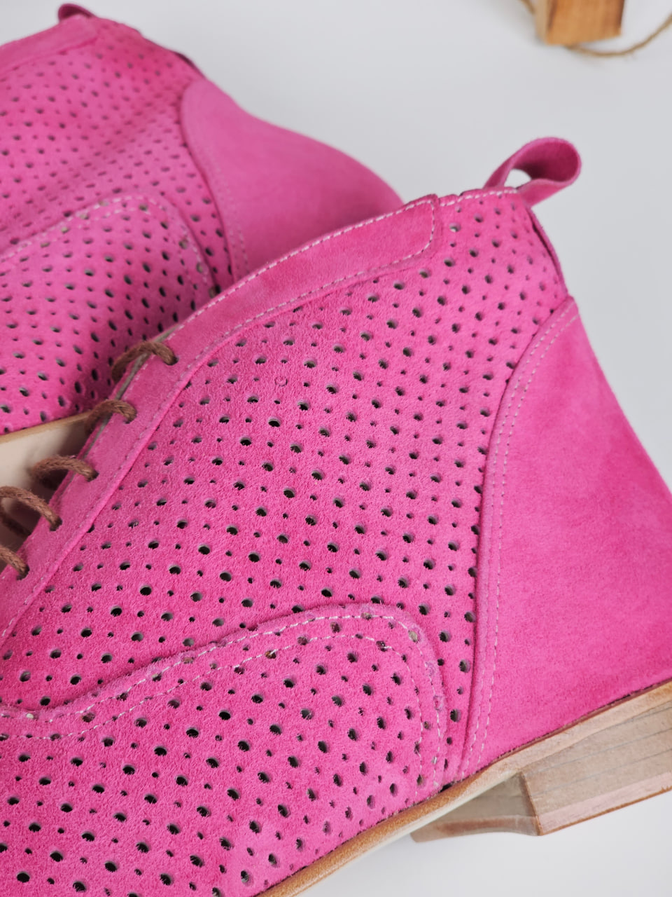 Smooth Boots Perforated Pink Suede 2 cm heel