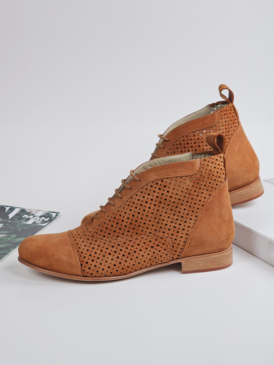 Smooth Boots Perforated Caramel Suede 2 cm heel