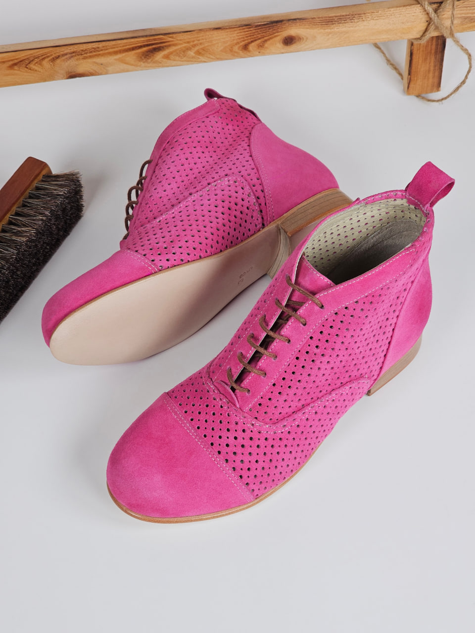 Smooth Boots Perforated Pink Suede 2 cm heel
