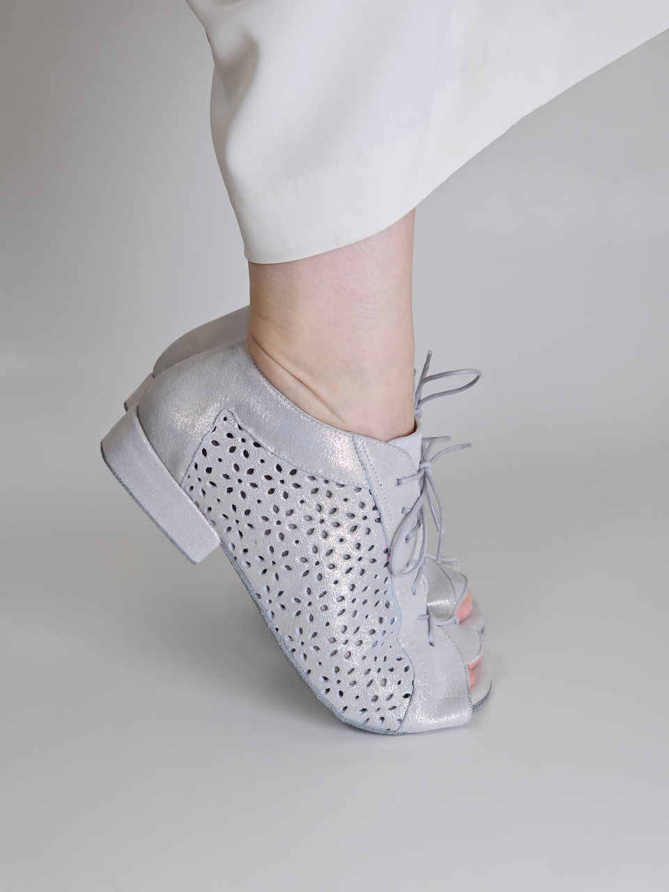 Barefoot Gloria Shiny Cream Suede 2 cm heel