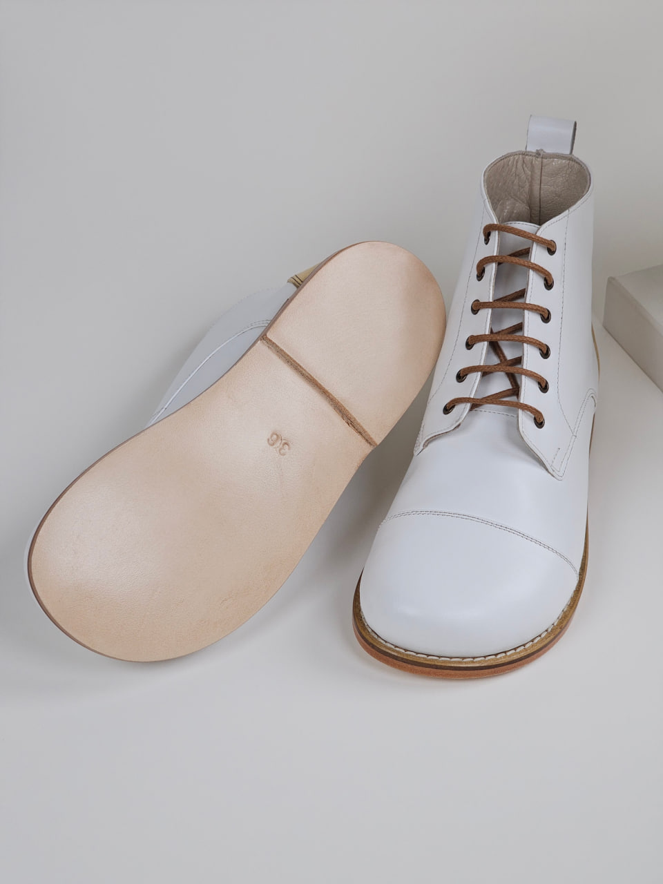 Barefoot Derby Boots White & Gold Leather 0.5 cm heel