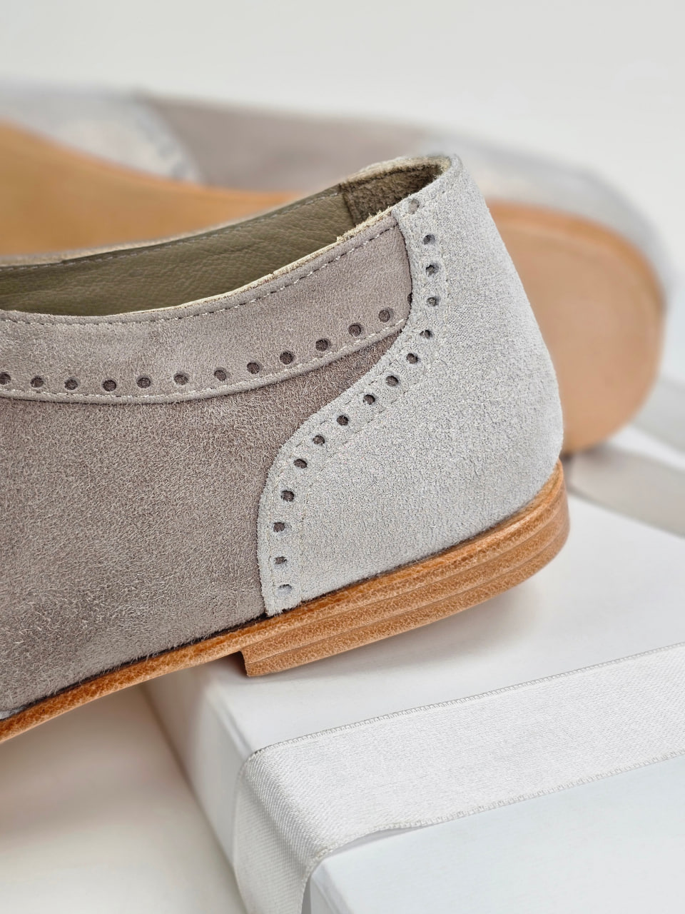 Barefoot Oxfords Shiny Cream & Soft Grey Suede 1 cm heel