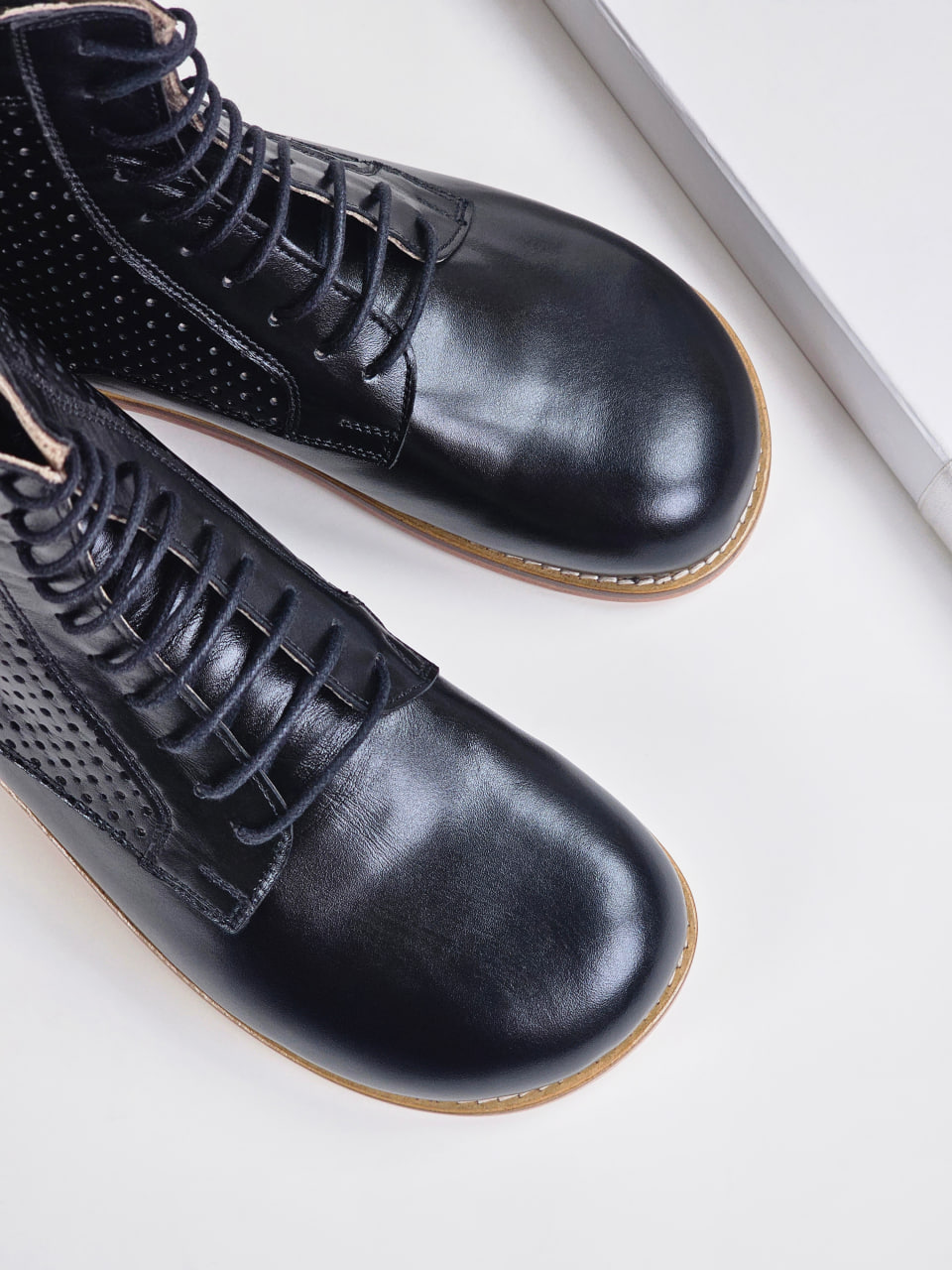 Barefoot Harlem Boots Perforated Black Leather 2 cm heel
