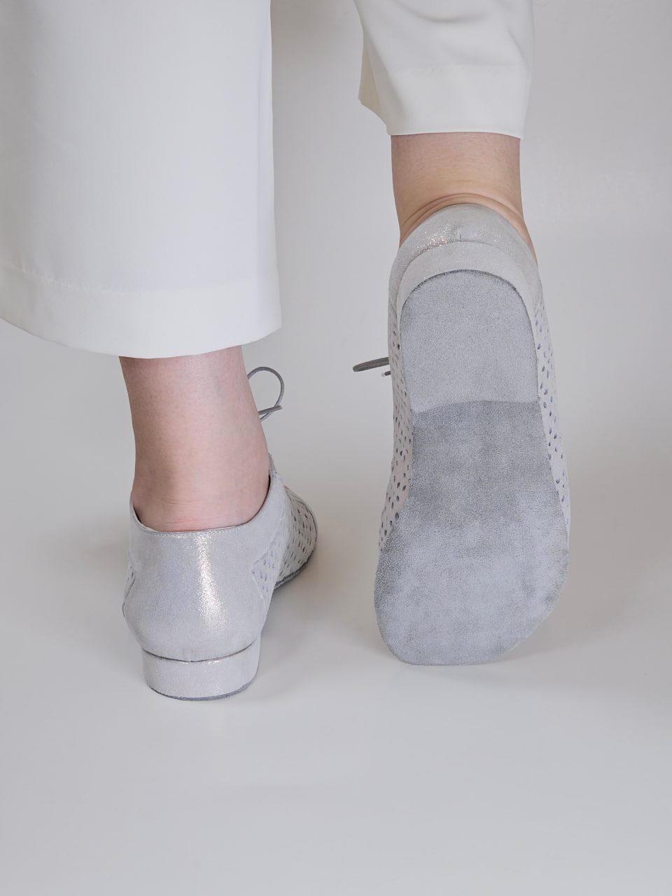Barefoot Gloria Shiny Cream Suede 2 cm heel
