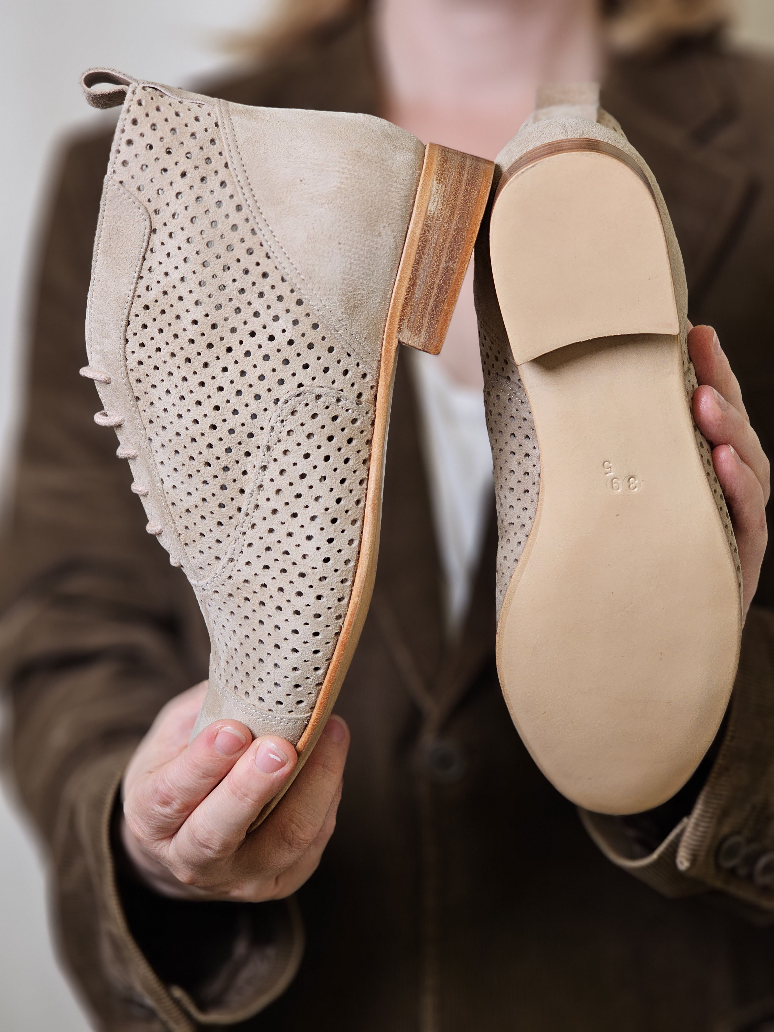 Smooth Boots Perforated Beige Suede 2 cm heel