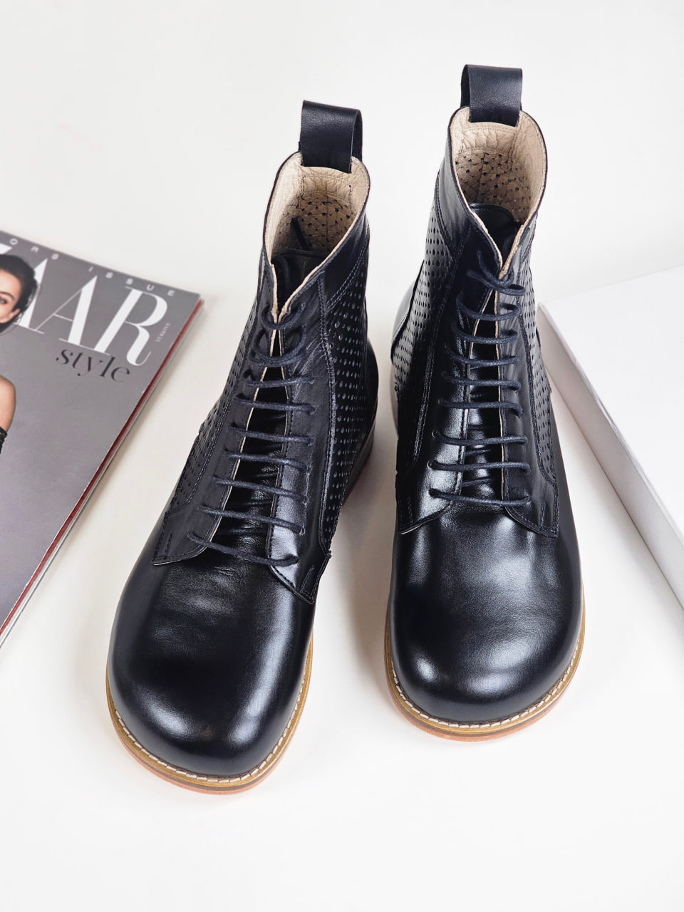 Barefoot Harlem Boots Perforated Black Leather 2 cm heel