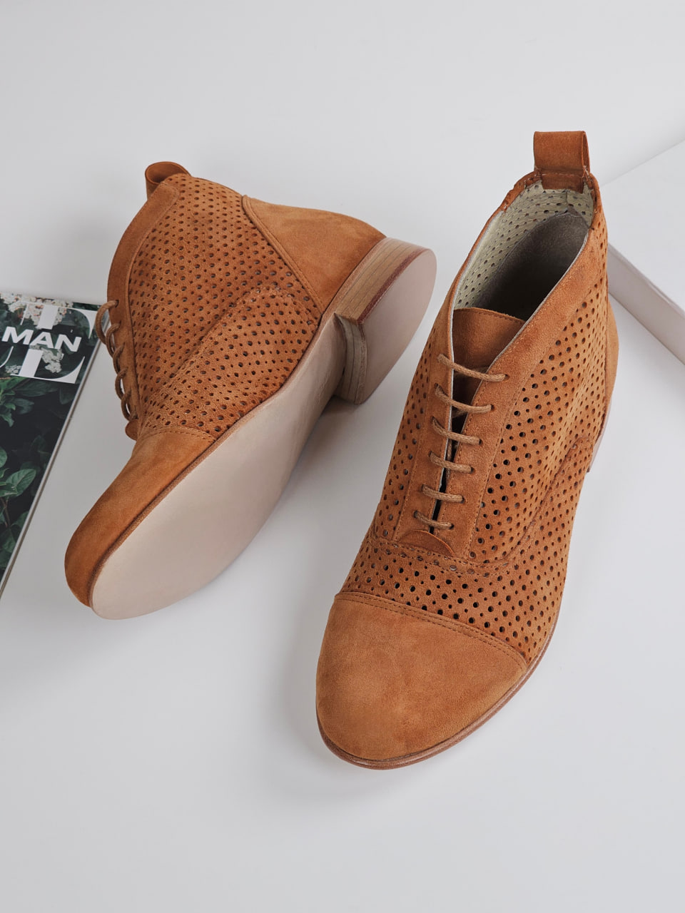 Smooth Boots Perforated Caramel Suede 2 cm heel