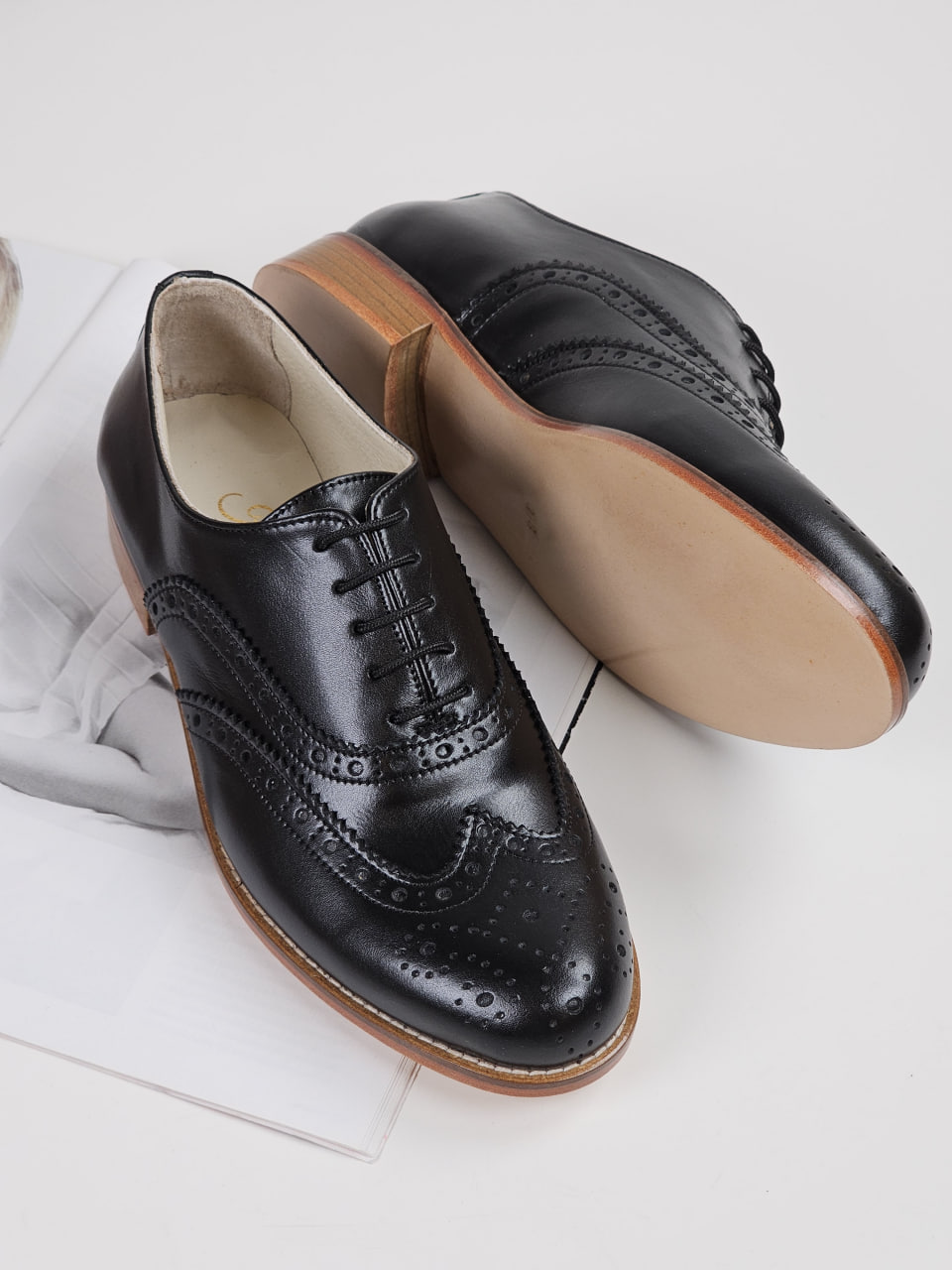 Brogue Black Leather 2 cm heel