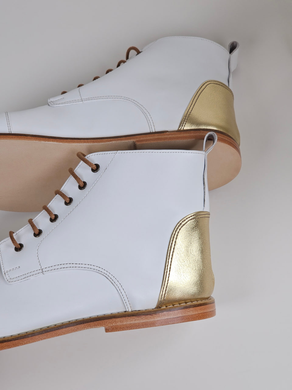Barefoot Derby Boots White & Gold Leather 0.5 cm heel