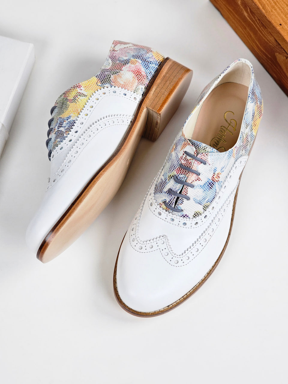 Brogue White Leather & Flower 2 cm heel