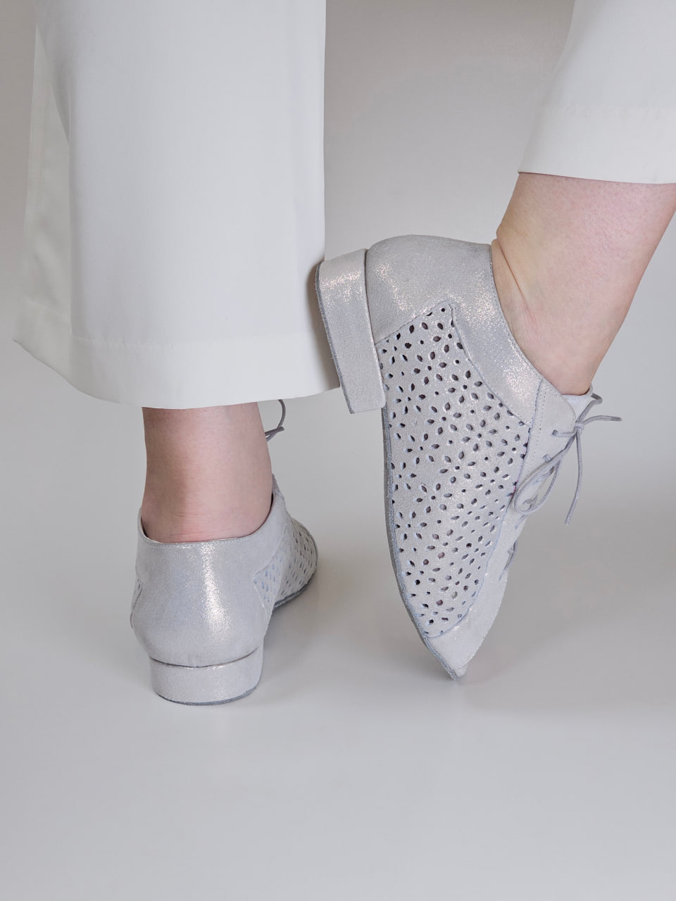 Barefoot Gloria Shiny Cream Suede 2 cm heel