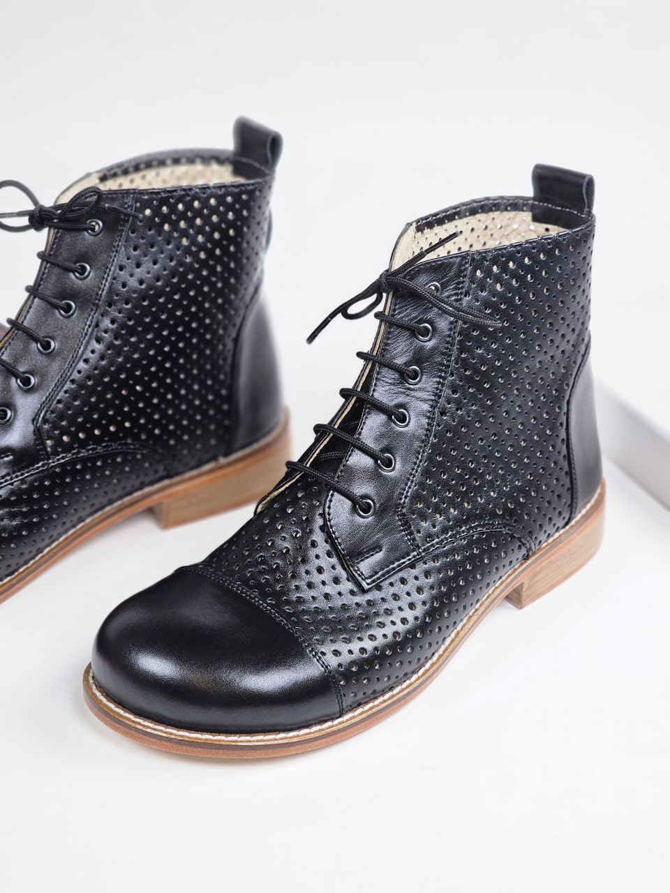 Barefoot Derby Boots Perforated Black Leather 2 cm heel