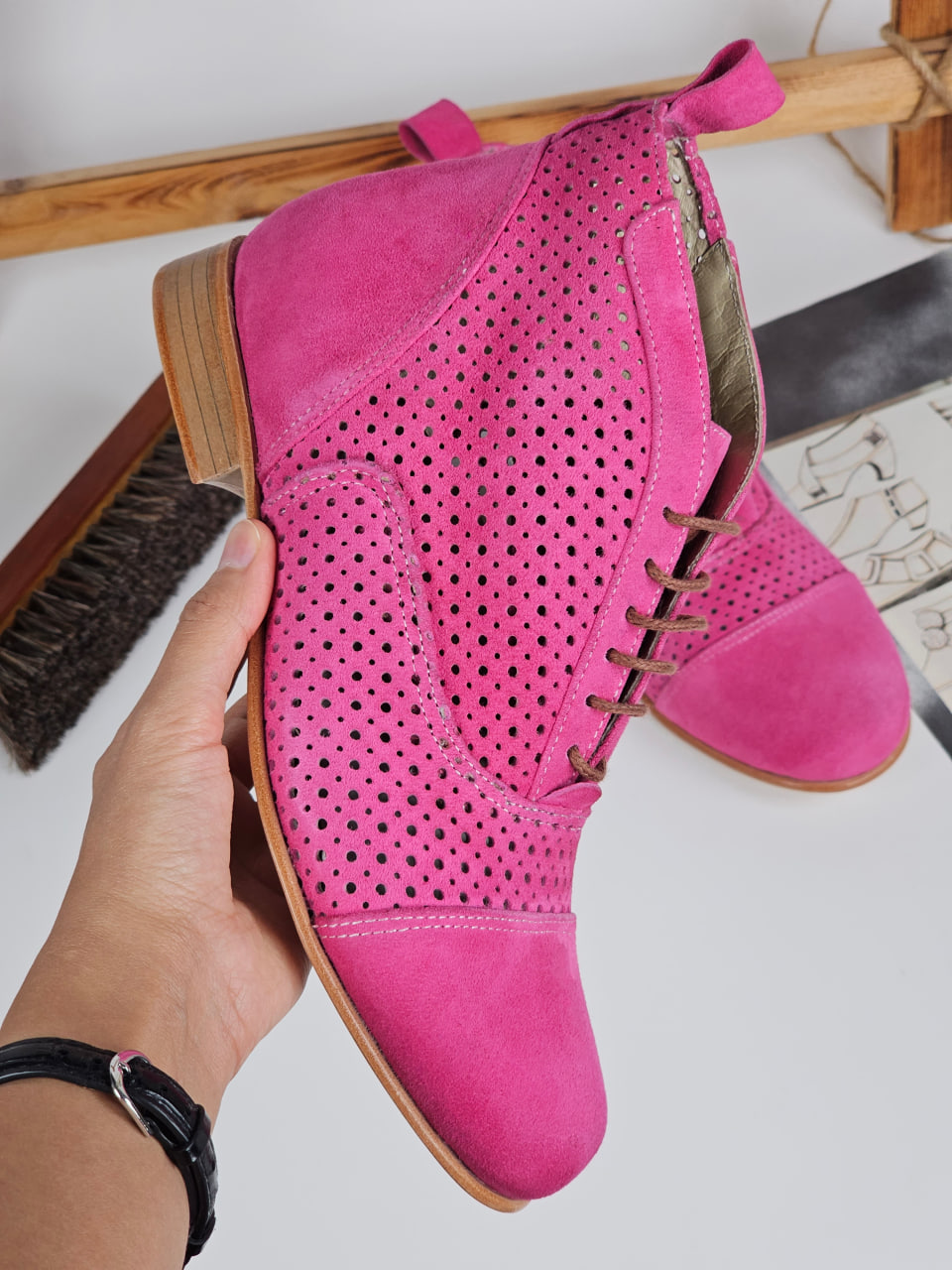 Smooth Boots Perforated Pink Suede 2 cm heel