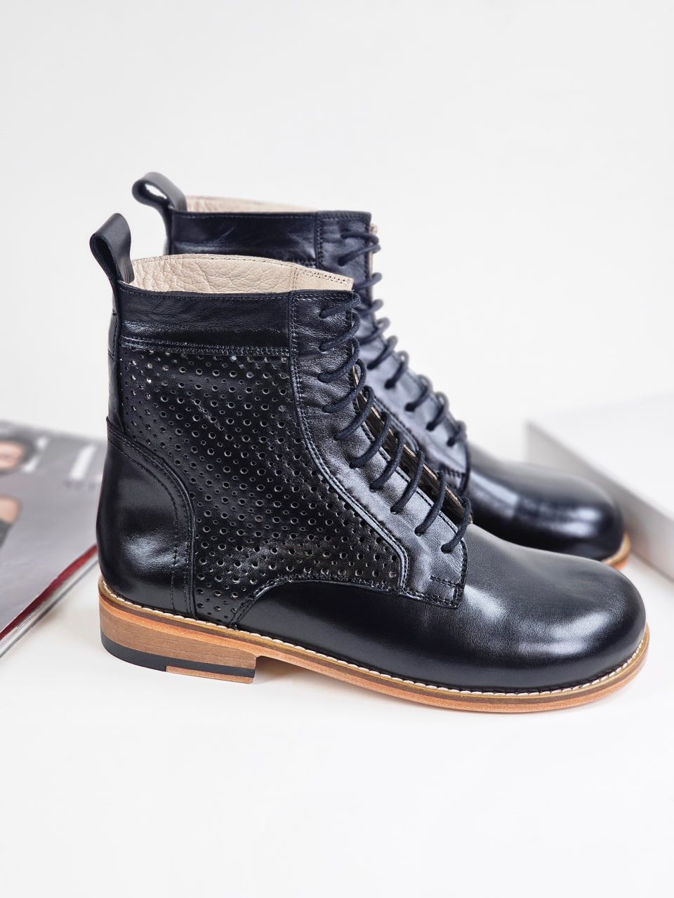 Barefoot Harlem Boots Perforated Black Leather 2 cm heel