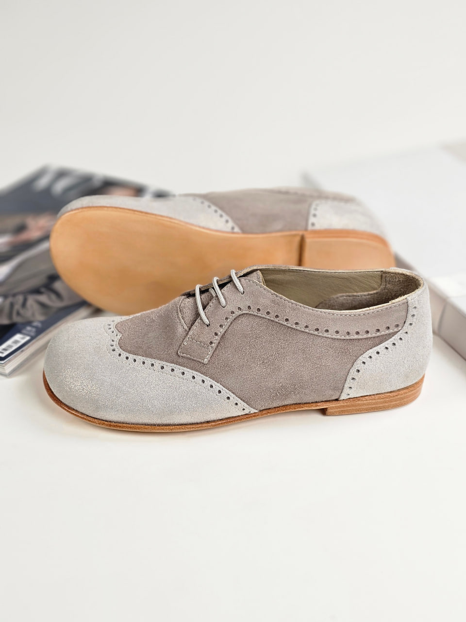 Barefoot Oxfords Shiny Cream & Soft Grey Suede 1 cm heel