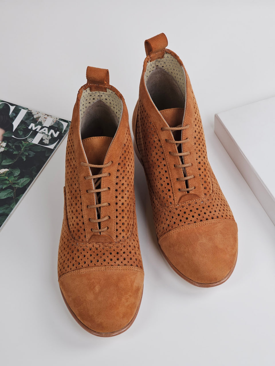 Smooth Boots Perforated Caramel Suede 2 cm heel