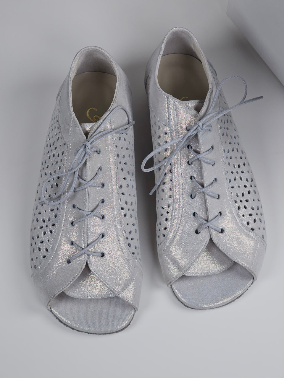 Barefoot Gloria Shiny Cream Suede 2 cm heel