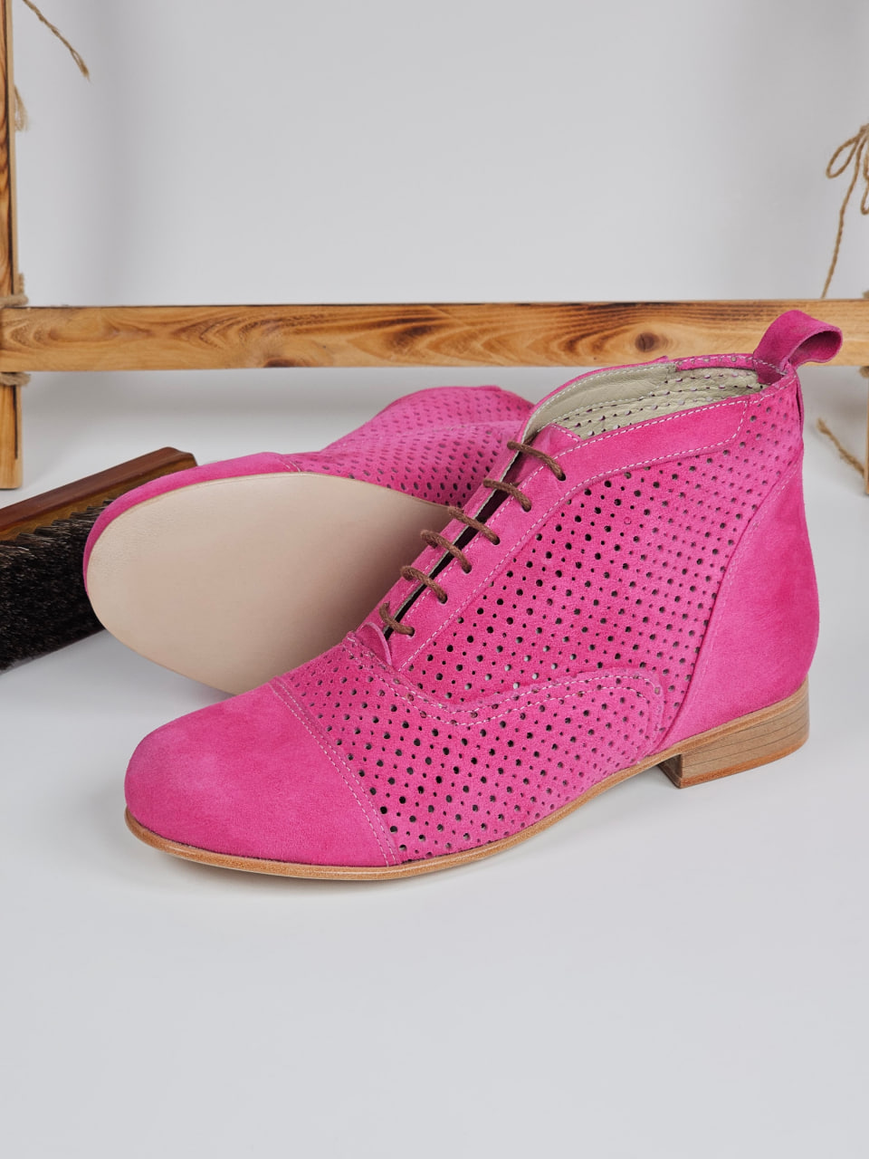 Smooth Boots Perforated Pink Suede 2 cm heel
