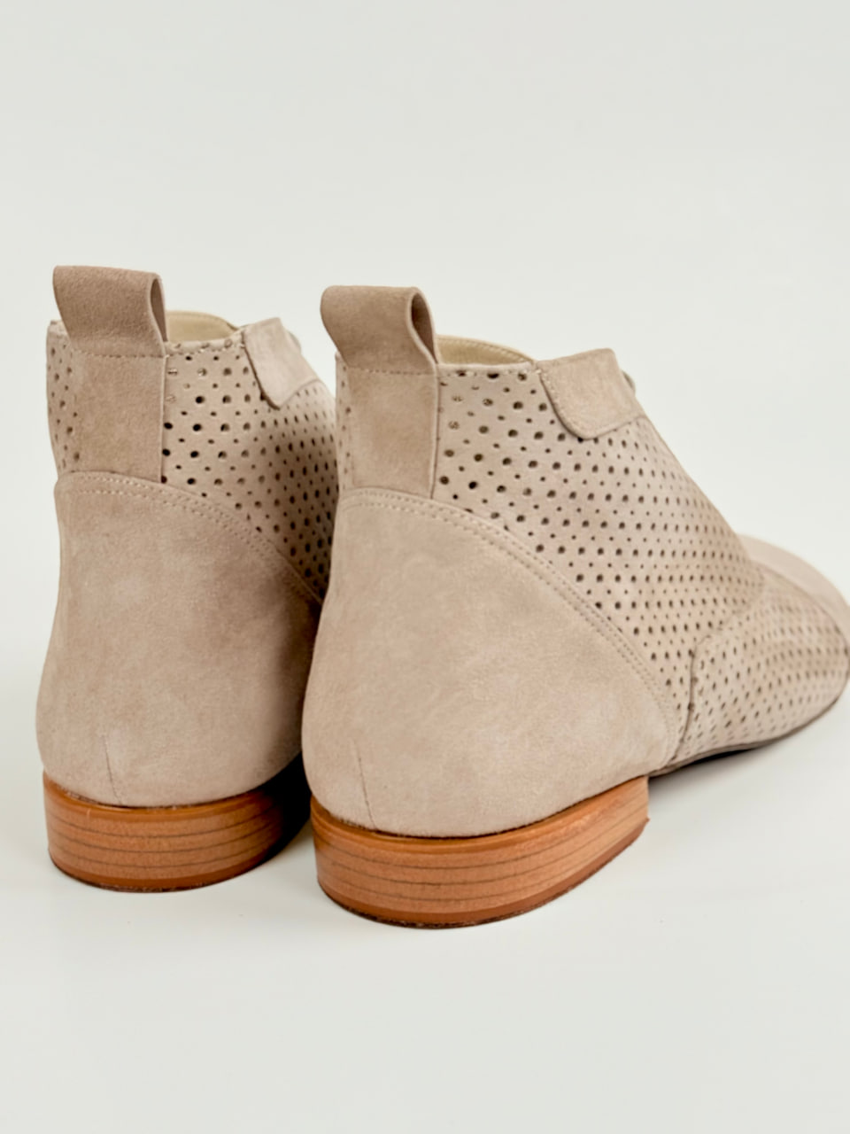 Barefoot Smooth Boots Perforated Soft Grey Suede 2 cm heel