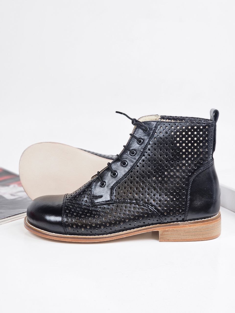 Barefoot Derby Boots Perforated Black Leather 2 cm heel
