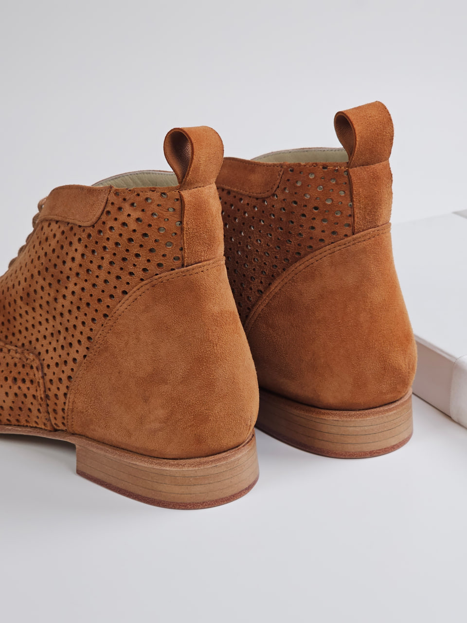 Smooth Boots Perforated Caramel Suede 2 cm heel